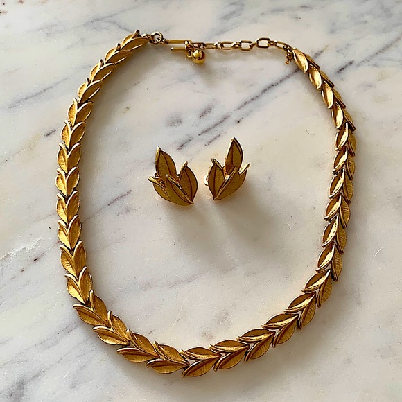 Vintage Trifari Gold Leaf Necklace and Earring Set - Picture 1 of 5